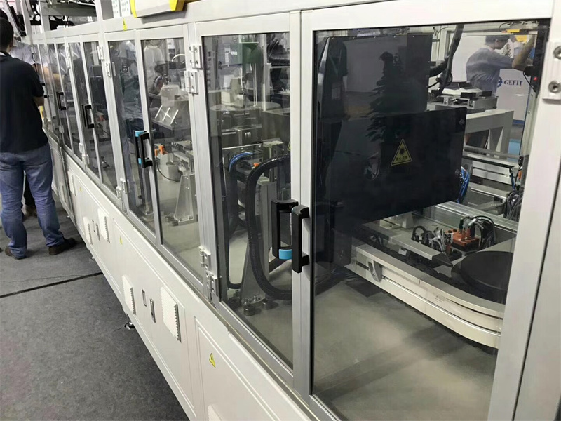 鋁型材專業(yè)機(jī)器人工作站弧光屏防護(hù)罩