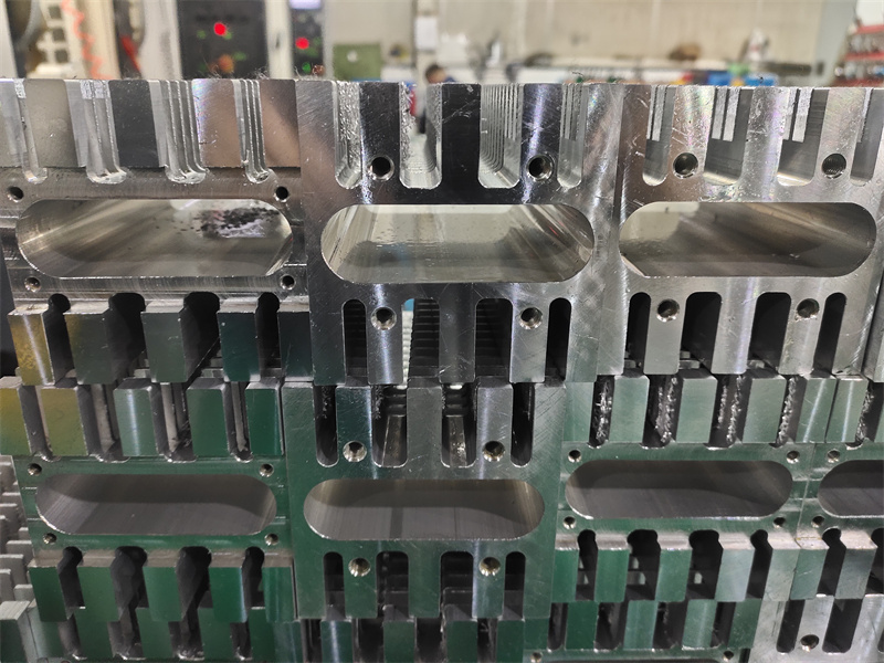 工業(yè)帶槽散熱片鋁型材